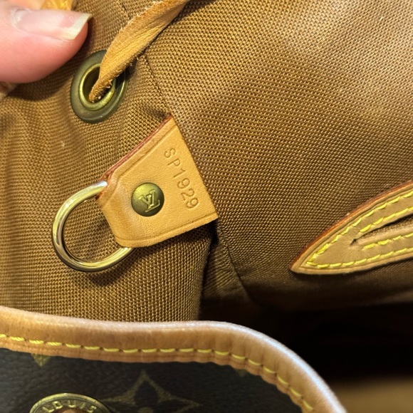 SOLD 💯 % LV Montsouris GM Backpack PRICE DROP!! ✳️ - Picture 5 of 9